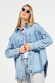 Sobrecamisa oversize azul clara en jean con bolsillos de parche