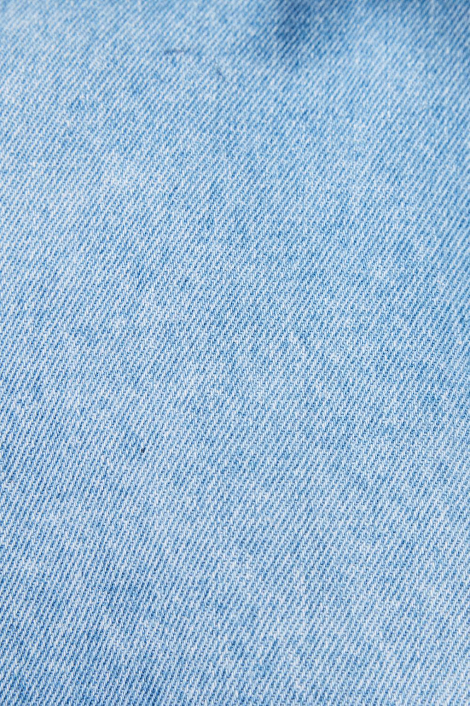 Sobrecamisa oversize azul clara en jean con bolsillos de parche