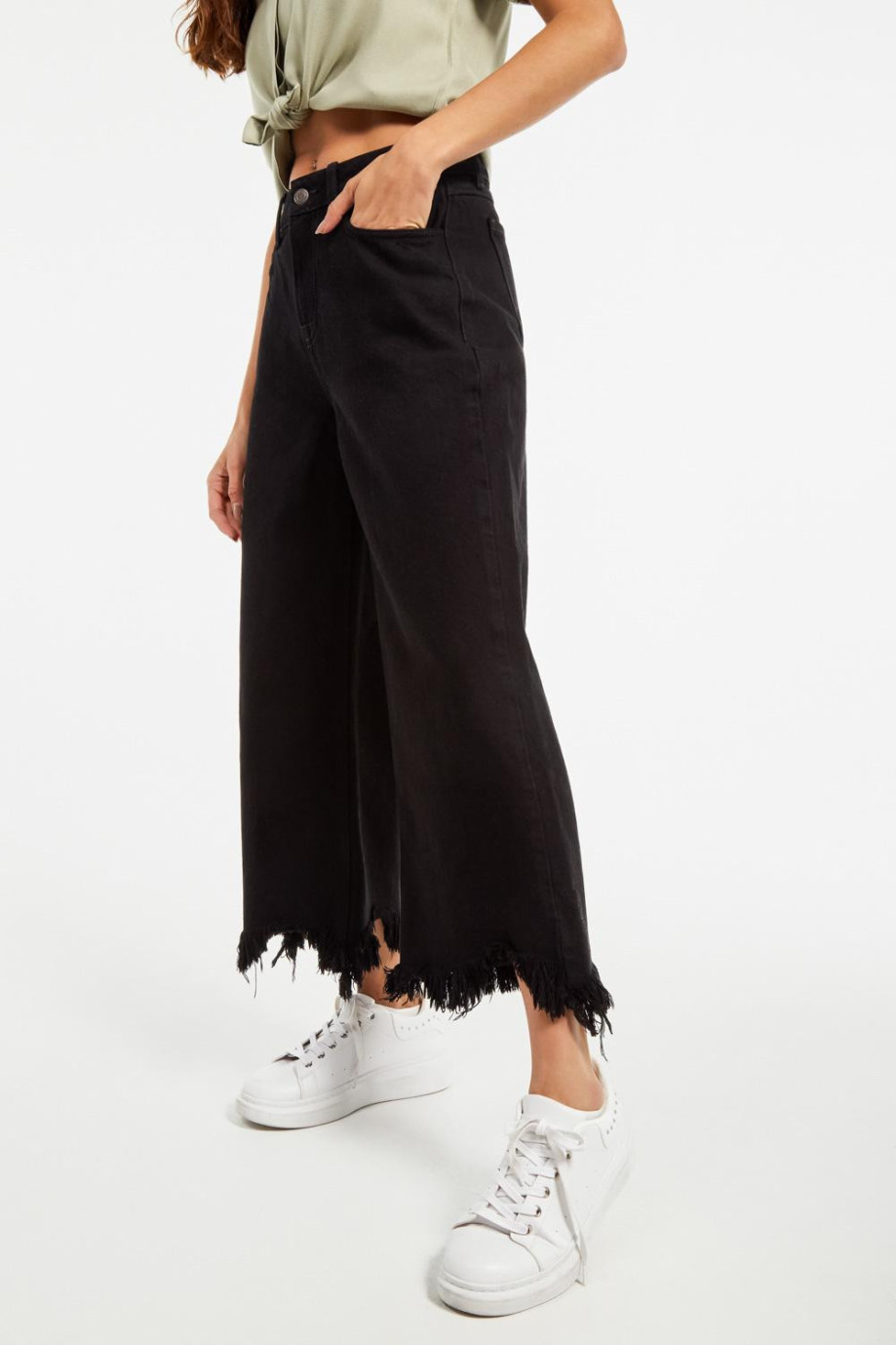 Jean culotte negro con bota ancha deshilada y tiro alto