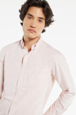 Camisa manga larga unicolor con cuello button down y bolsillo