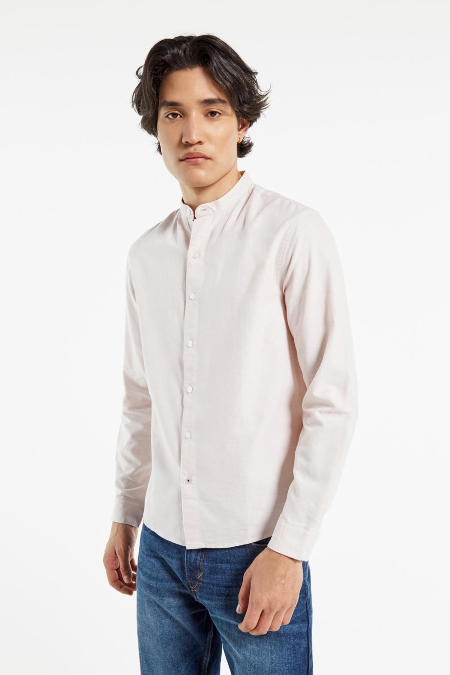 Camisa unicolor con cuello nerú y cierre delantero con botones