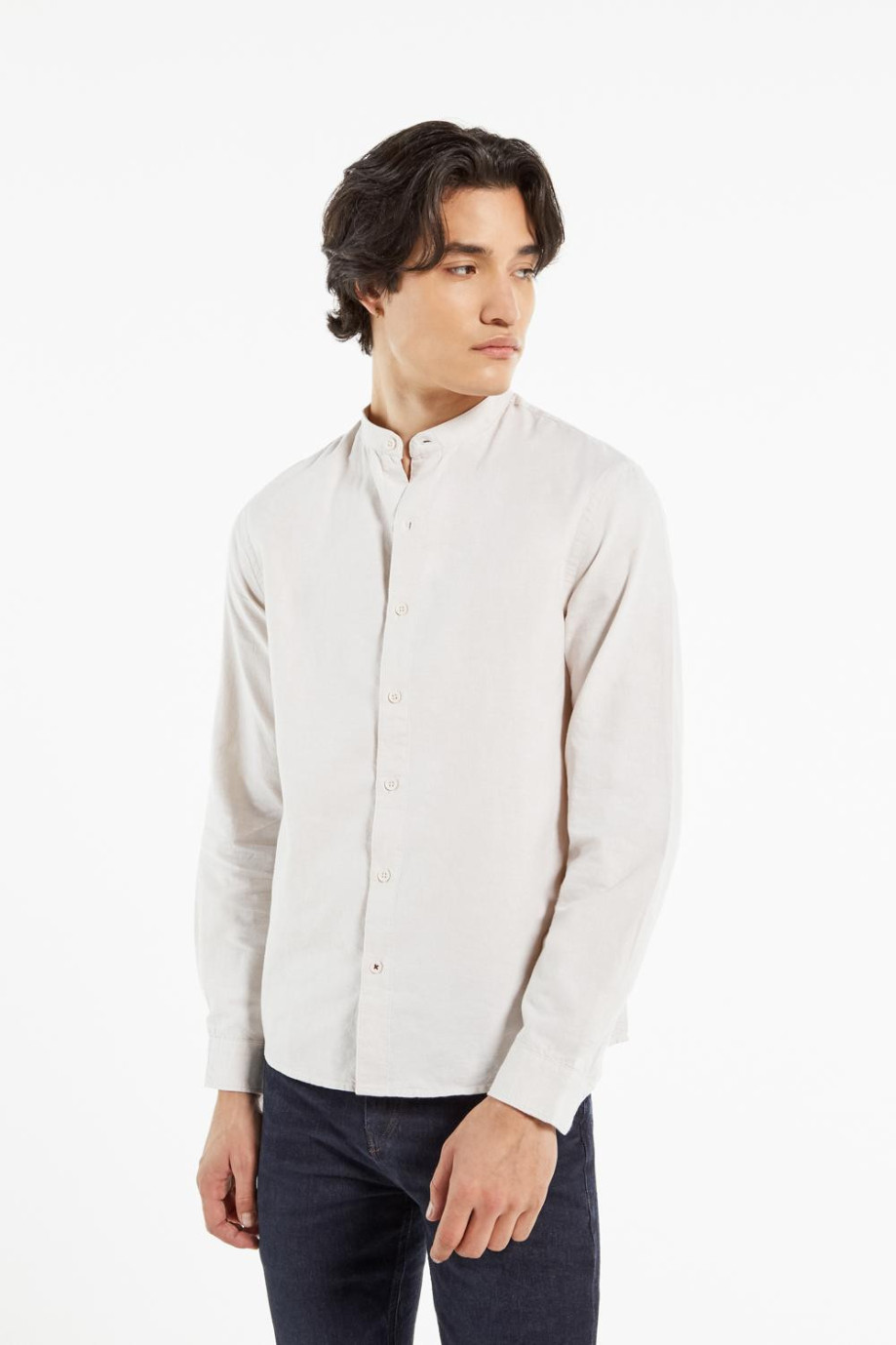 Camisa unicolor con cuello nerú y cierre delantero con botones