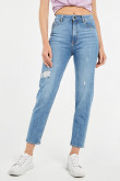 Jean mom azul claro con rotos en frente y botas rectas cortas