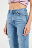 Jean mom azul claro con rotos en frente y botas rectas cortas