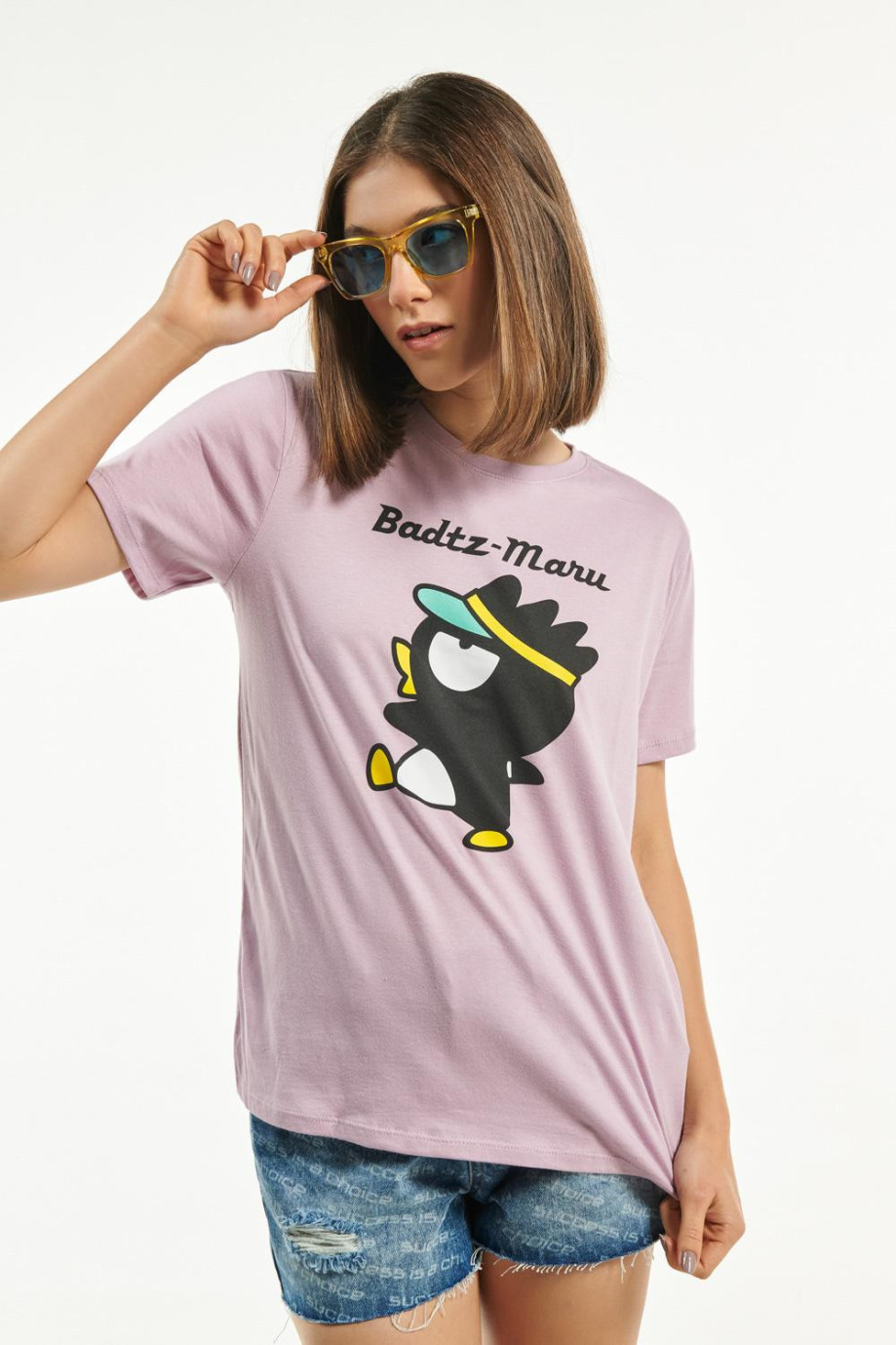 Camiseta lila clara cuello redondo con diseño de Badtz-Maru en frente