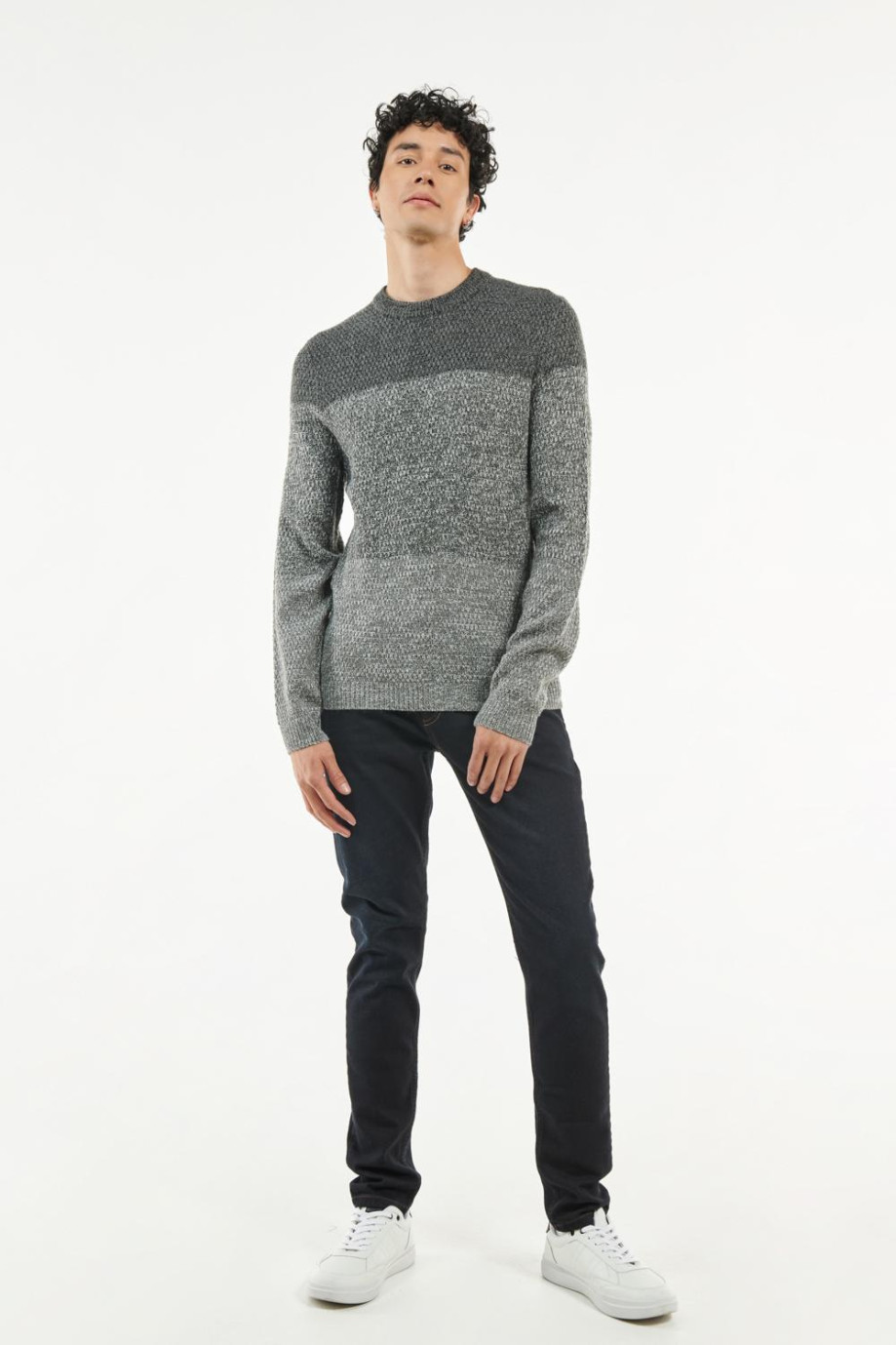 Suéter tejido unicolor con cuello redondo y bloques de color