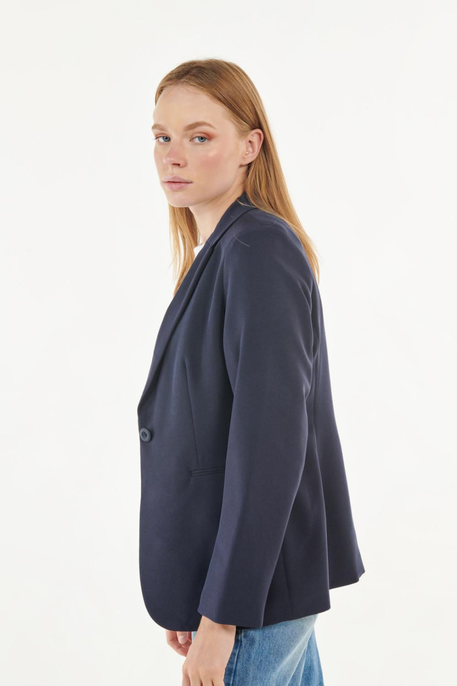Blazer unicolor con solapa en cuello y cierre con botón