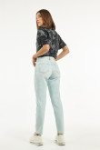 Jean boyfriend azul claro con 5 bolsillos, tiro alto y botas rectas