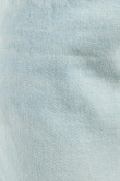 Jean boyfriend azul claro con 5 bolsillos, tiro alto y botas rectas