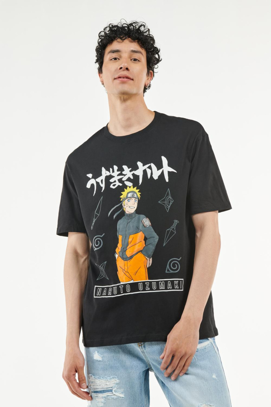 Camiseta cuello redondo negra con diseño de Naruto en frente