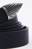 Cinturón sintético negro con hebilla, puntera y pasador metálicos