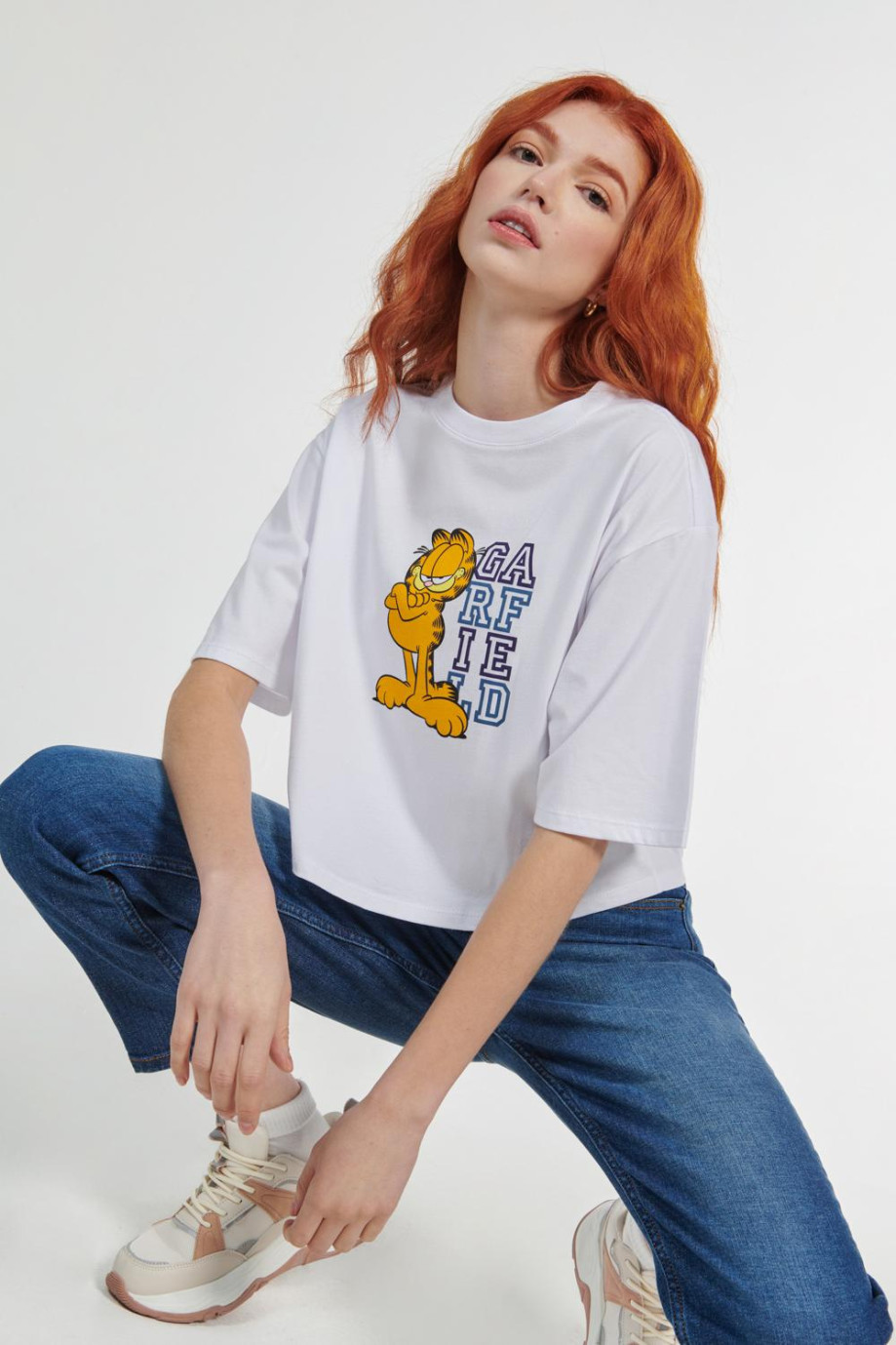 Camiseta blanca crop top con estampado de Garfield y cuello redondo