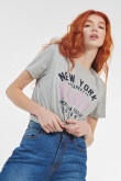 Camiseta gris clara con diseño college de New York y manga corta