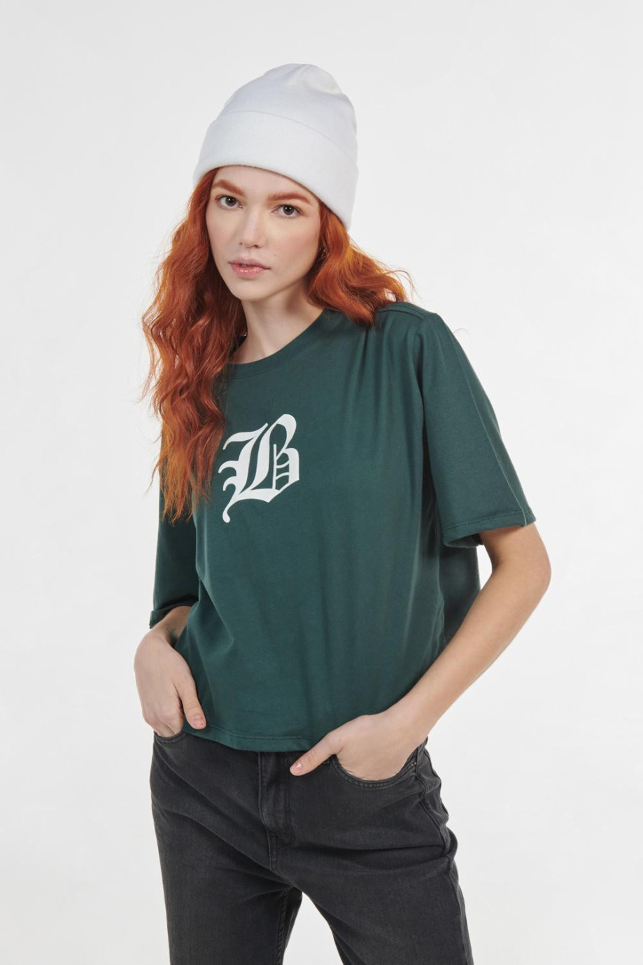 Camiseta crop top verde oscura con diseño college blanco en frente