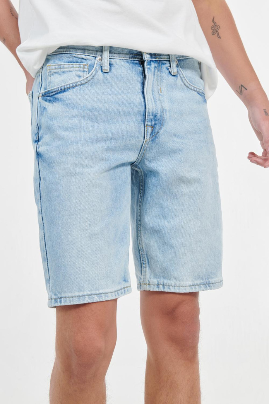 Bermuda slim azul clara en jean con tiro bajo y bolsillos funcionales