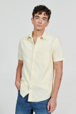 Camisa manga corta unicolor con cuello sport collar y bolsillo