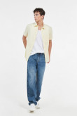Camisa manga corta unicolor con cuello sport collar y bolsillo
