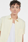 Camisa manga corta unicolor con cuello sport collar y bolsillo