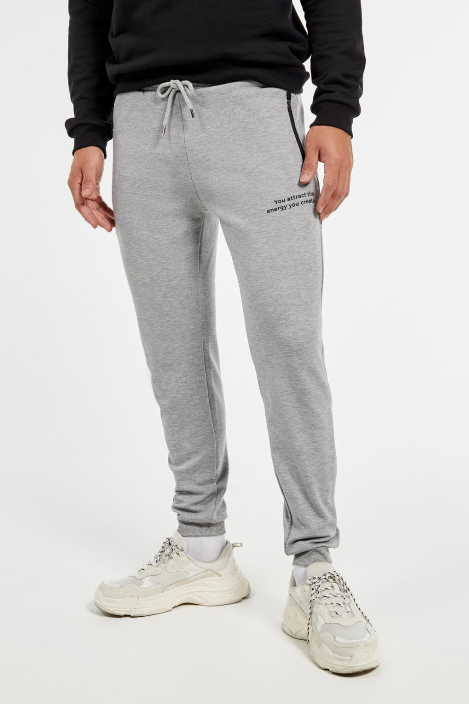 Pantalón jogger gris claro estampado con bolsillos con cremalleras