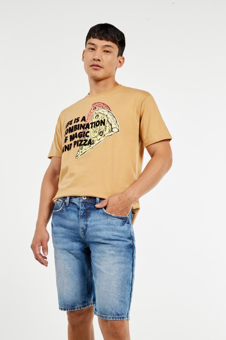 Bermuda slim en jean azul clara con desgastes de color y tiro bajo