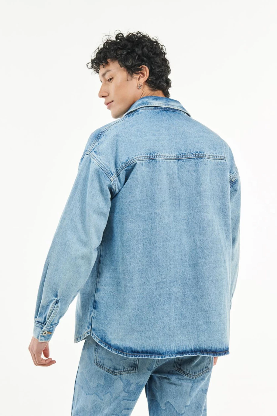 Chaqueta en jean azul clara oversize con bolsillos de parche