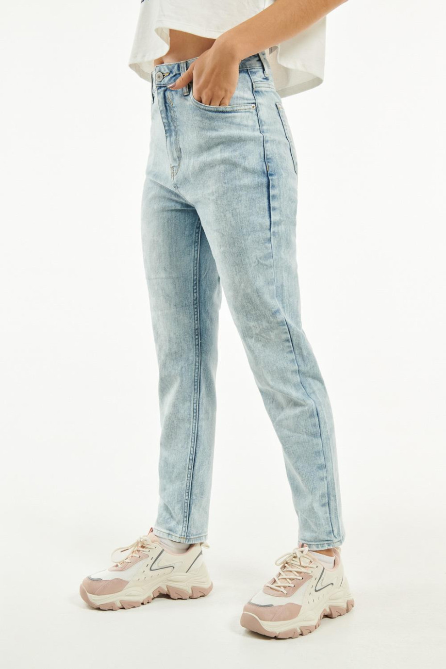 Jean mom azul claro con tiro súper alto y bota recta corta