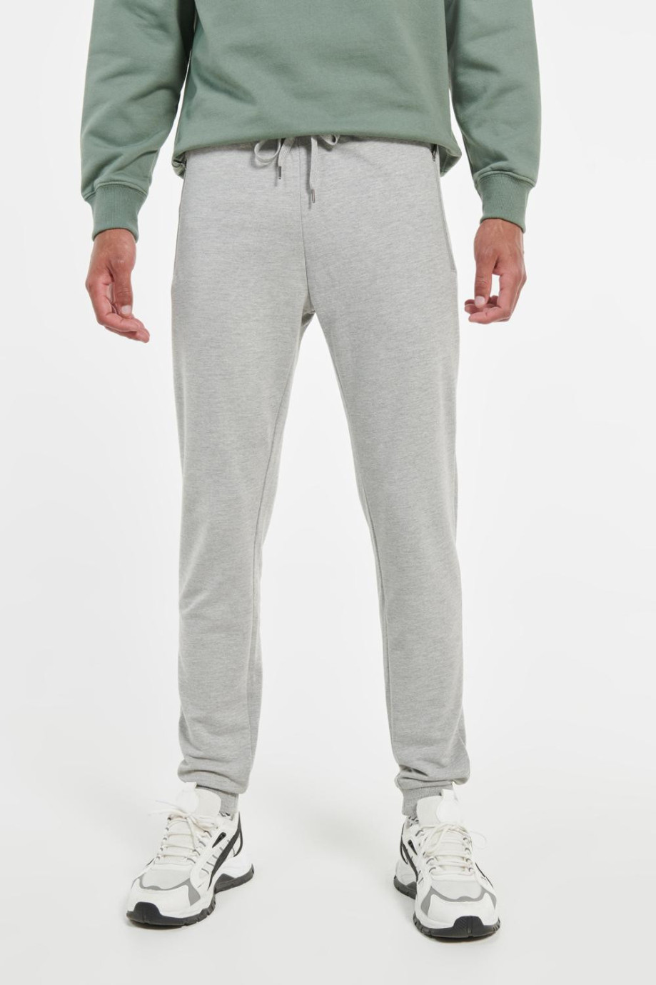 Pantalón jogger gris claro con bolsillos laterales con cremalleras