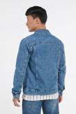 Chaqueta de jean azul clara con bolsillos de parche y diseños de manchas