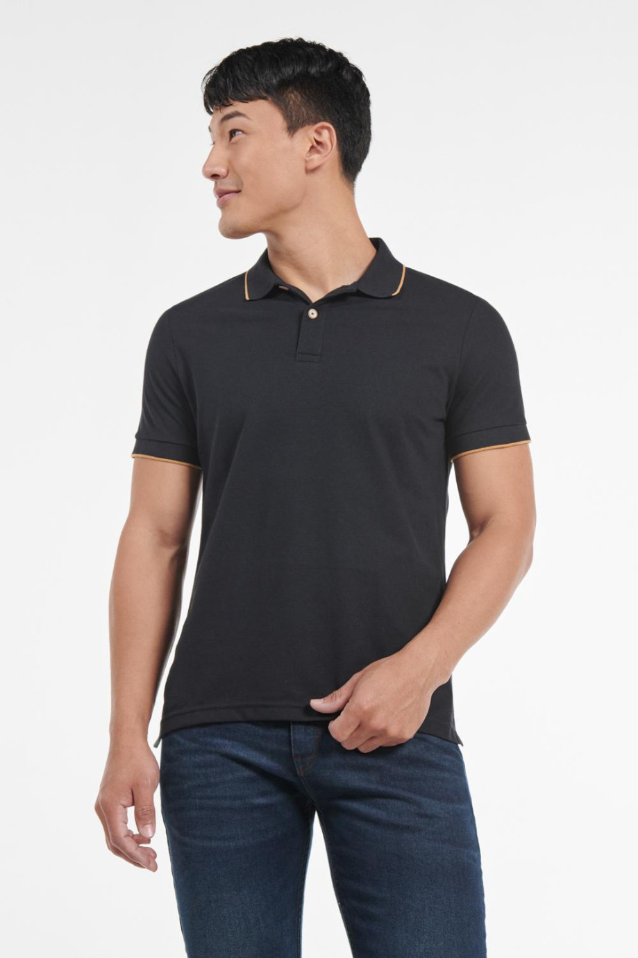 Camiseta polo unicolor con acabados tejidos y manga corta