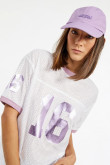 Camiseta blanca en malla con manga corta, diseños de números y contrastes