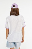 Camiseta blanca en malla con manga corta, diseños de números y contrastes