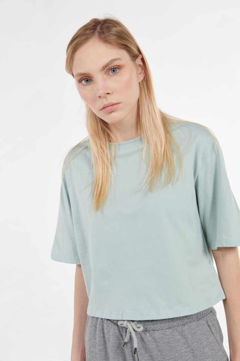 Camiseta unicolor crop top oversize con manga corta amplia