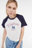 Camiseta manga ranglan corta crema clara con diseño college delantero