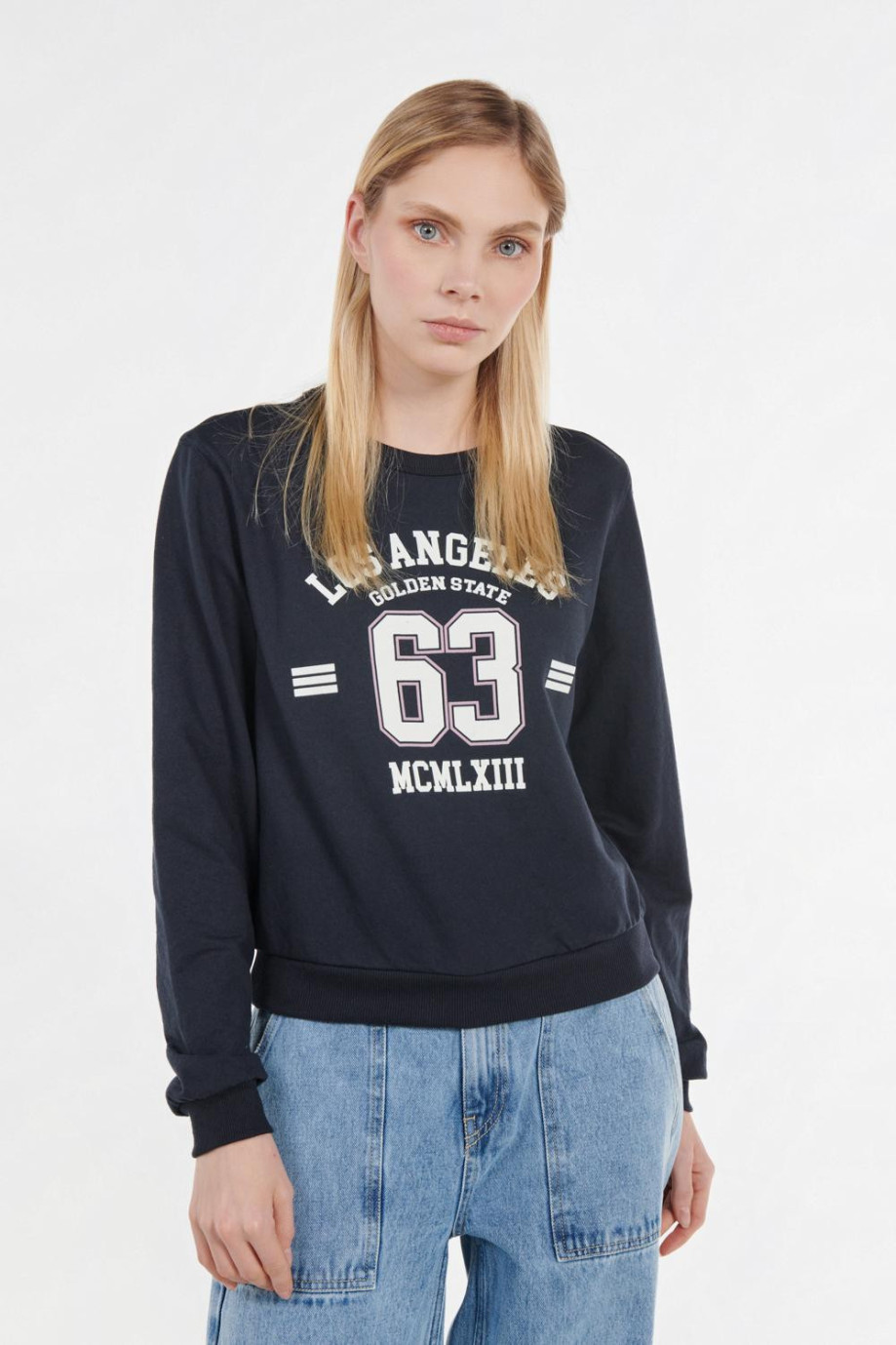 Buzo azul intenso con cuello redondo y diseño college de Los Ángeles