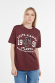 Camiseta roja oscura con cuello redondo y diseño college en frente