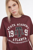 Camiseta roja oscura con cuello redondo y diseño college en frente