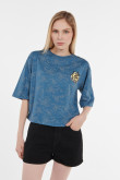 Camiseta cuello redondo azul verde con diseños orientales localizados