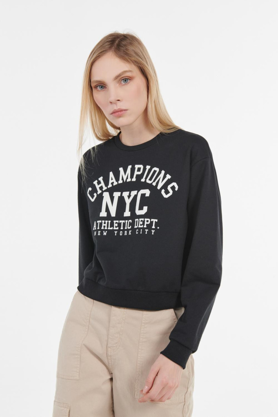 Buzo cuello redondo negro con diseño blanco college de NYC