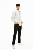 Camisa con cuello button down manga larga con diferentes tonos de rayas y botonadura en el frente.