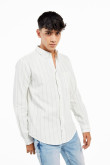 Camisa con cuello button down manga larga con diferentes tonos de rayas y botonadura en el frente.
