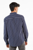 Camisa con cuello button down manga larga con diferentes tonos de rayas y botonadura en el frente.