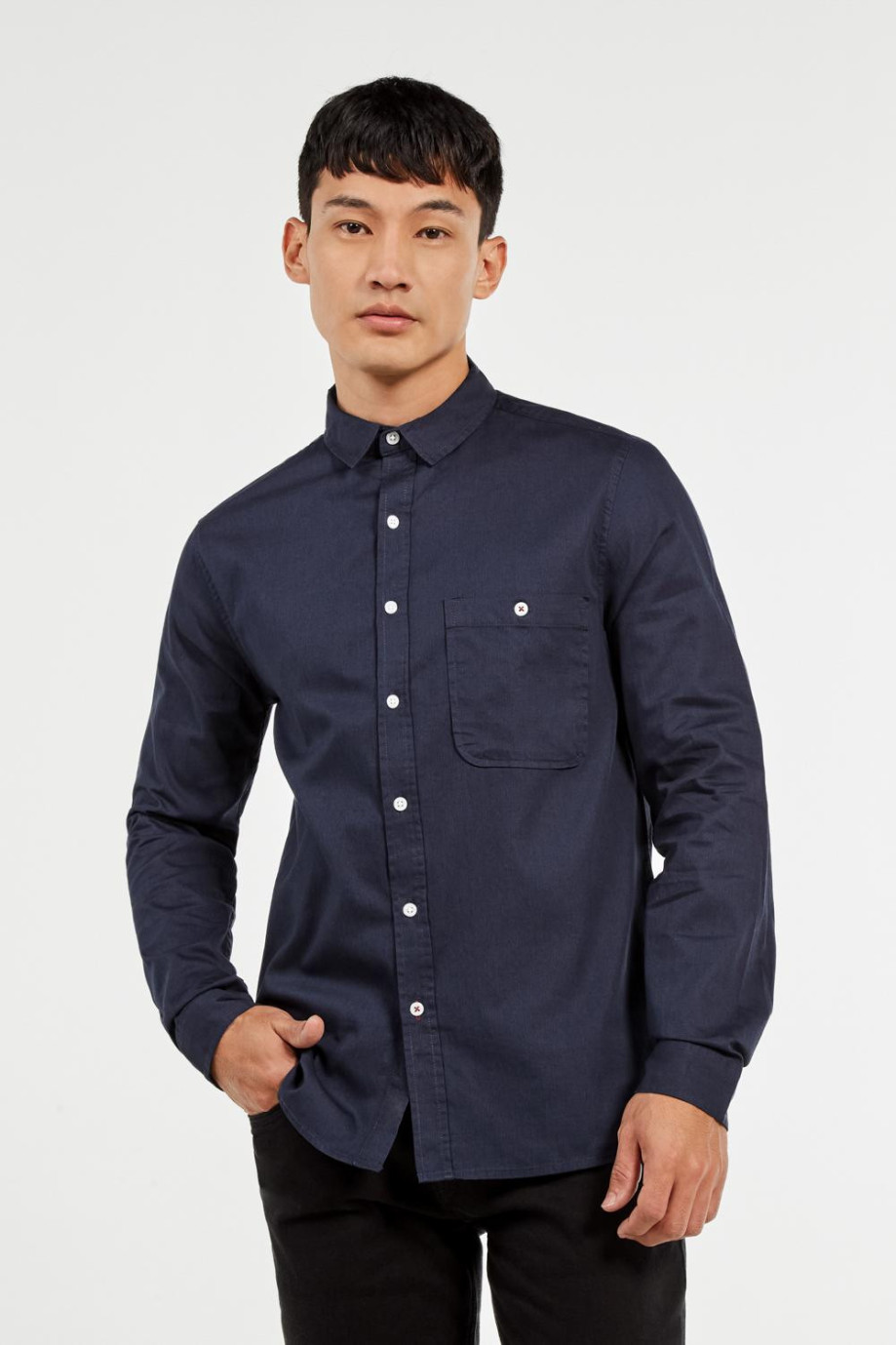 Camisa unicolor con bolsillo, manga larga y cuello sport collar
