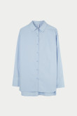 Blusa manga larga azul clara con botones y cuello camisero