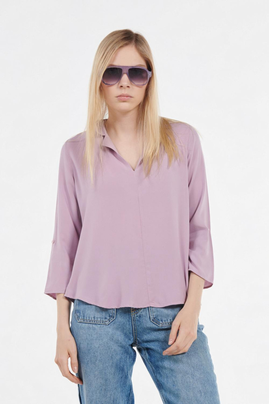 Blusa lila con manga 3/4, cuello camisero y costura en frente
