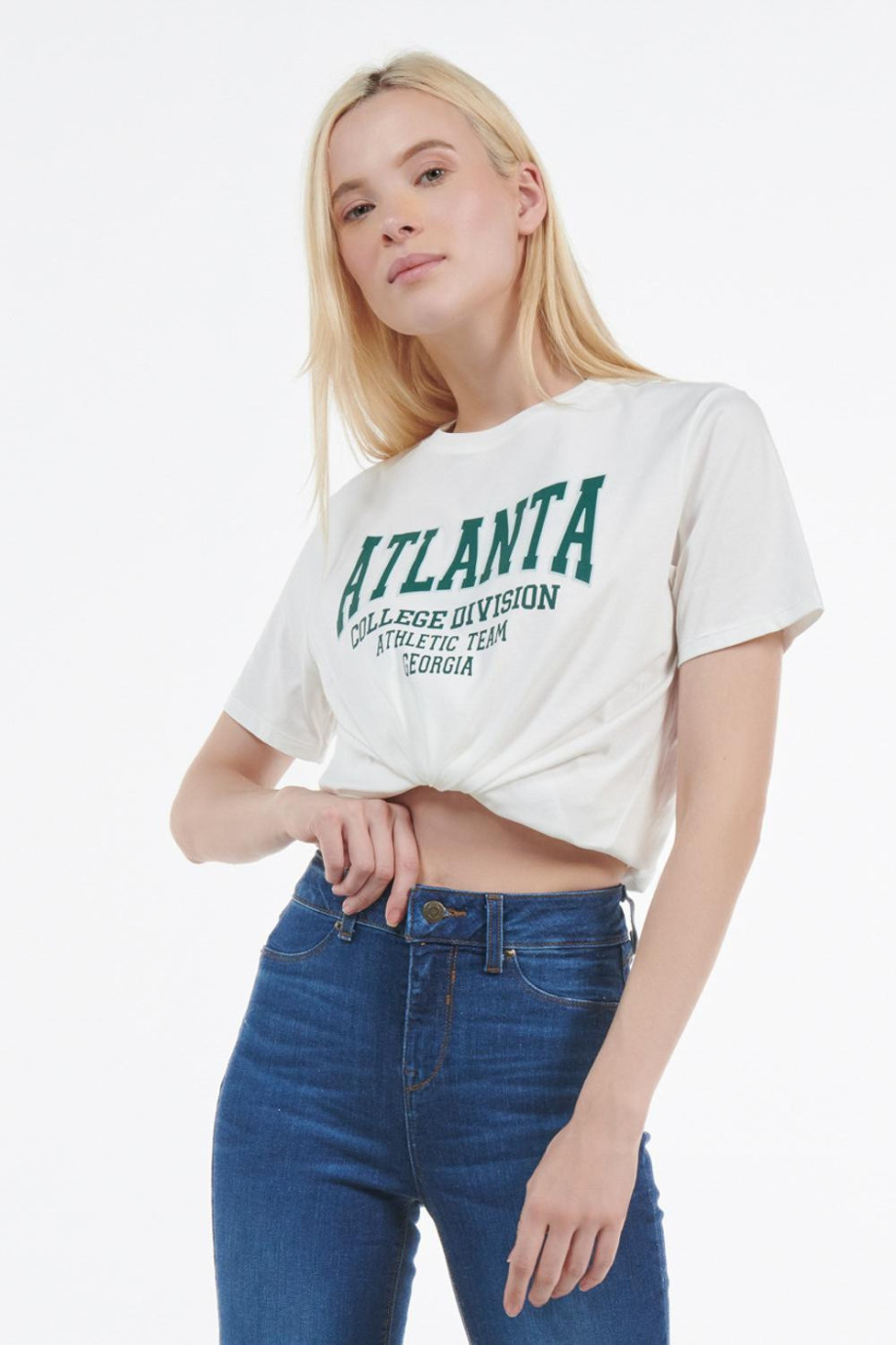 Camiseta crema clara con manga corta y diseño college verde de Atlanta