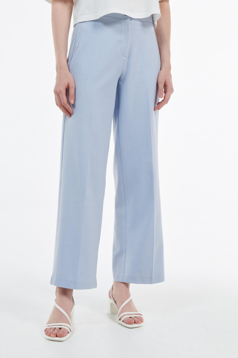 Pantalón en tela azul claro con bota recta y cierre con cremallera