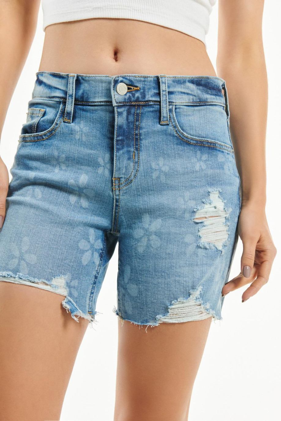 Short en jean azul claro con diseños de flores y rotos delanteros