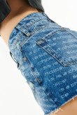 Short en jean azul medio con tiro alto, rotos y diseños de textos