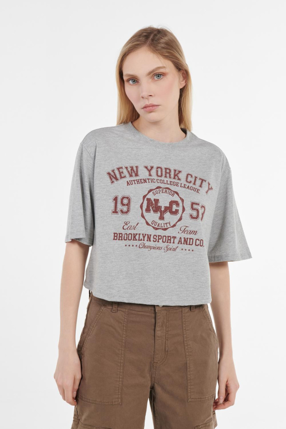 Camiseta crop top gris clara con diseño college rojo de New York
