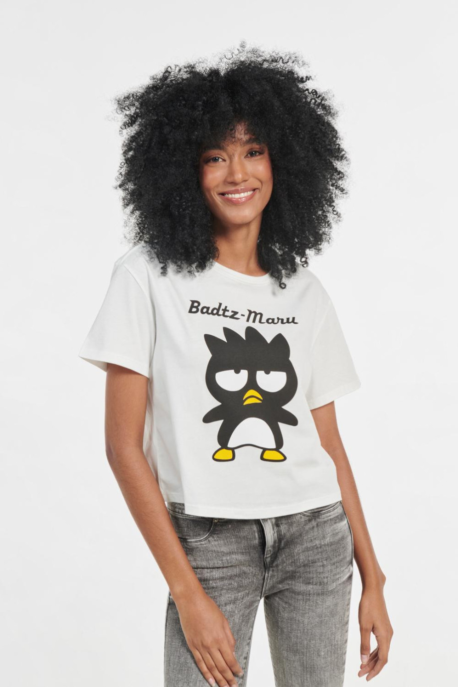 Camiseta crema clara crop top con diseño de Hello Kitty y manga corta